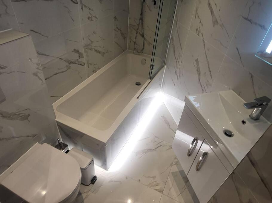 Entire Reigate Apartment Hosted By Pius Экстерьер фото