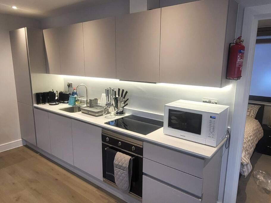 Entire Reigate Apartment Hosted By Pius Экстерьер фото